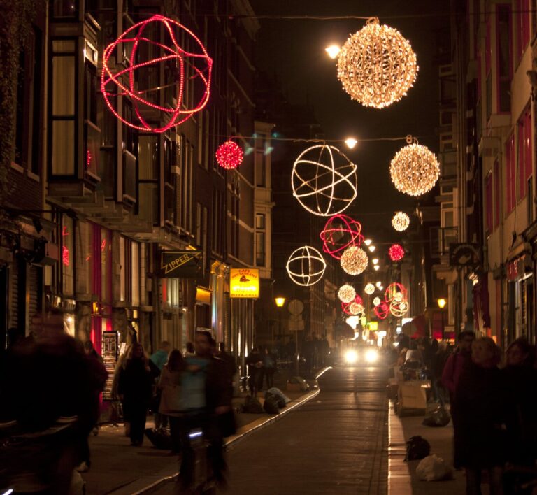 Boules lumineuses suspendues au-dessus de la Nieuwe Hoogstraat, rue commerçante proche du Dam, un soir de décembre
