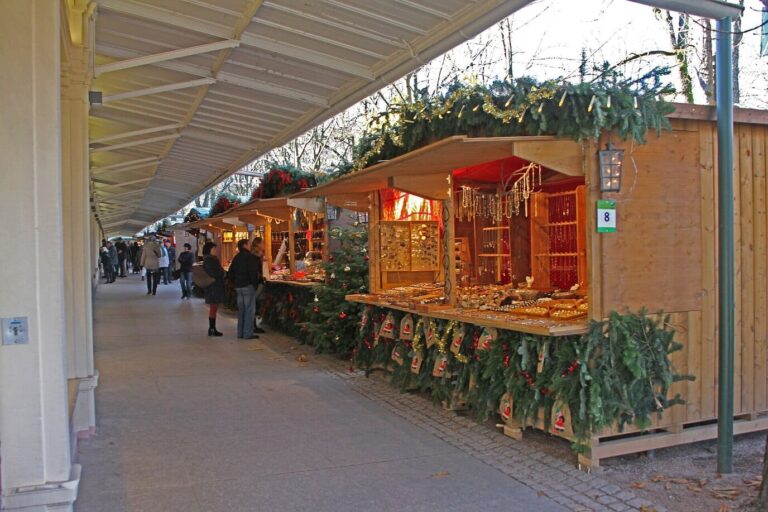 Chalets en bois garnis de branches de sapin le long des colonnades du Kurhaus de Baden-Baden