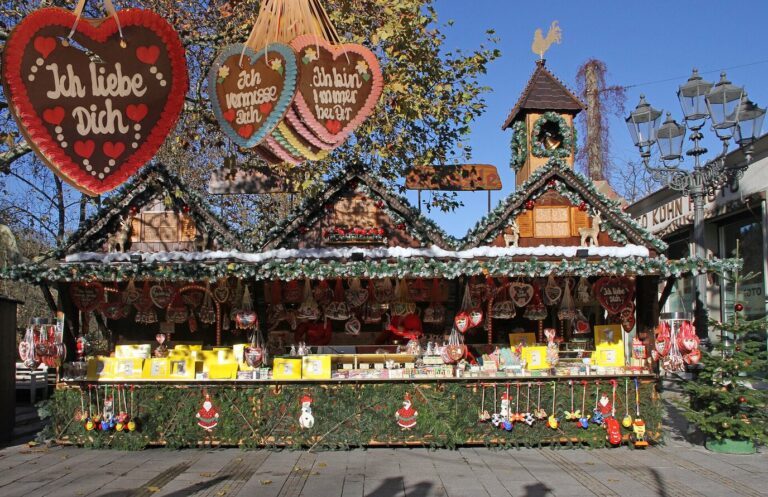 Chalet du marché de Noël de Baden-Baden orné de grands cœurs en pain d’épices et d’une petite tour à horloge, sous un ciel bleu