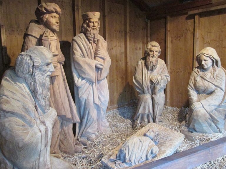 Crèche aux personnages sculptés grandeur nature, Marie, Joseph et les rois mages autour de l’Enfant Jésus sur la paille, au marché de Noël de Baden-Baden