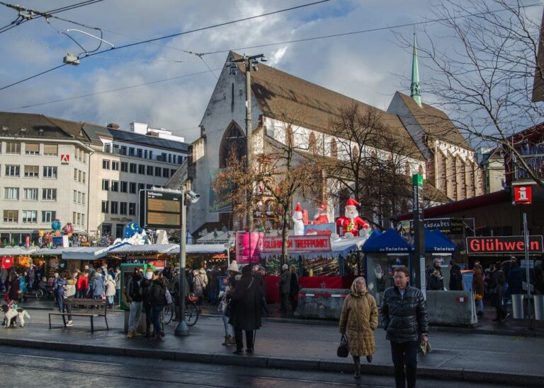 Chalets du marché de Noël sur le Barfüsserplatz, devant l’église des Cordeliers (Barfüsserkirche) de Bâle