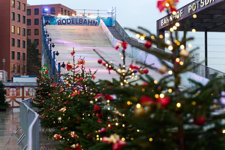 La piste de luge de la Winterwelt de Potsdamer Platz, derrière un petit sapin décoré de boules rouges