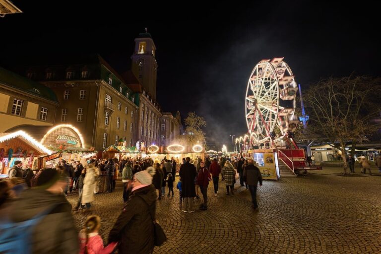La grande roue illuminée du marché de Noël de Spandau, près de la tour de l’hôtel de ville, entre les chalets de la vieille ville