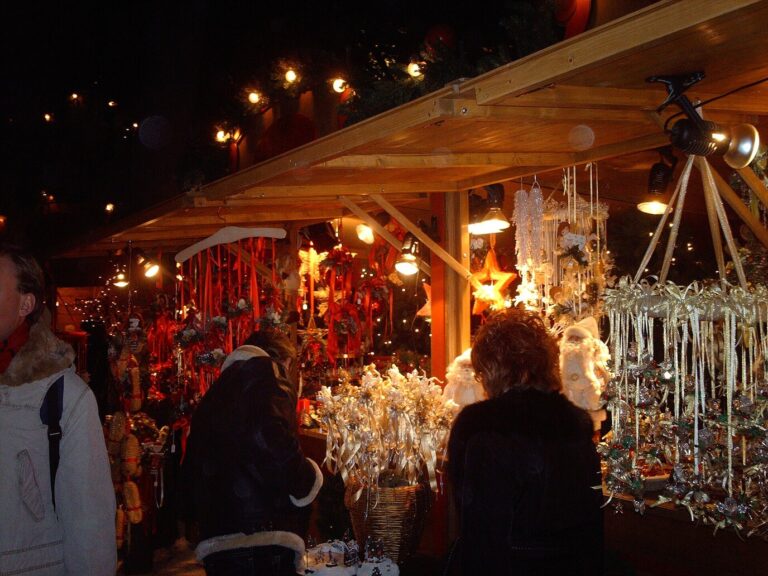 Stand de décorations de Noël illuminé au marché du palais Campofranco, à Bolzano