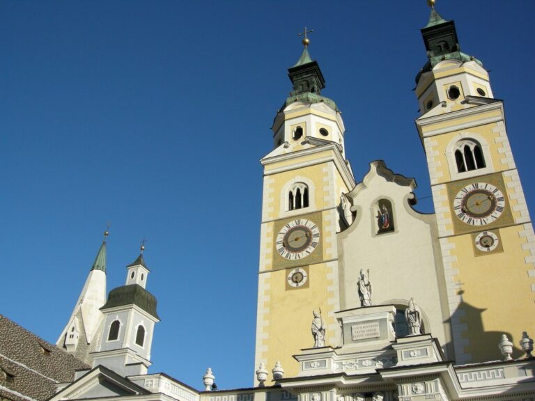 Façade baroque et clochers de la cathédrale de Bressanone sous un ciel d’hiver dégagé