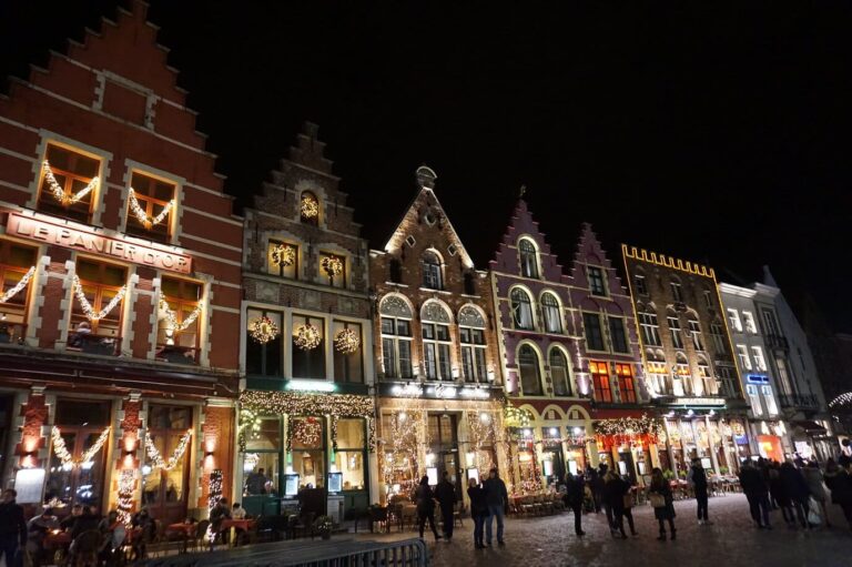 Les façades à pignons du Markt décorées de guirlandes lumineuses, la nuit
