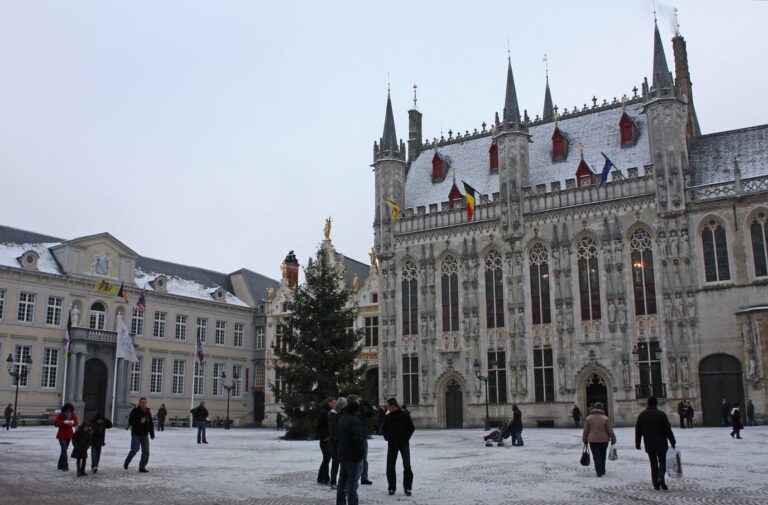 La place du Burg sous la neige, avec son sapin de Noël devant l’hôtel de ville gothique
