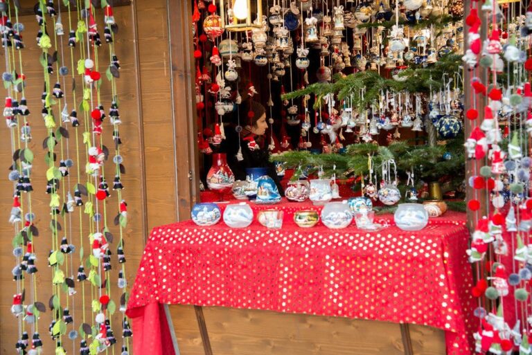 Stand du marché de Noël de Brunico chargé de boules de sapin et de guirlandes de feutre colorées