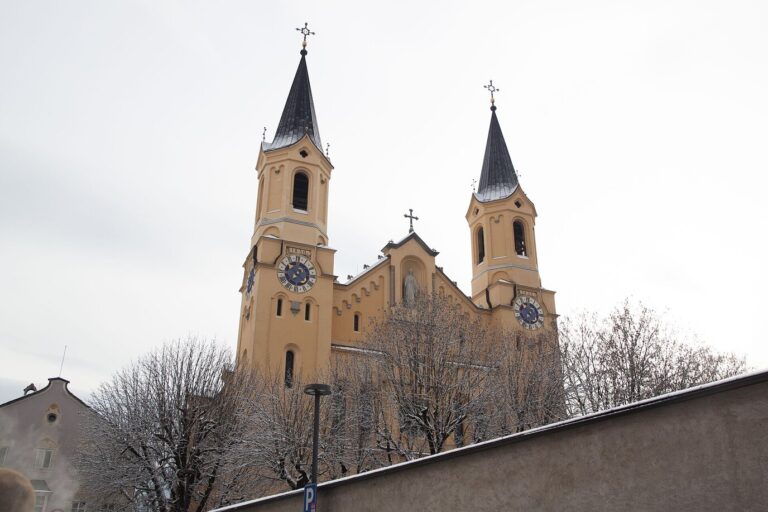 L’église paroissiale Santa Maria Assunta de Brunico et ses deux clochers, en hiver