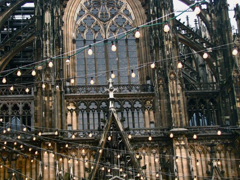 Des guirlandes d’ampoules tendues devant la façade gothique de la cathédrale de Cologne