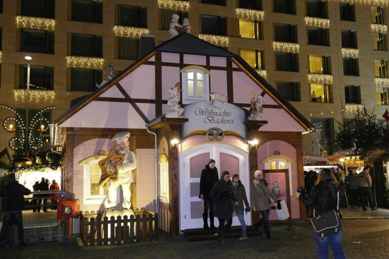 La petite maison à colombages de la boulangerie de Noël (Weihnachtsbäckerei) sur l’Altmarkt, le soir