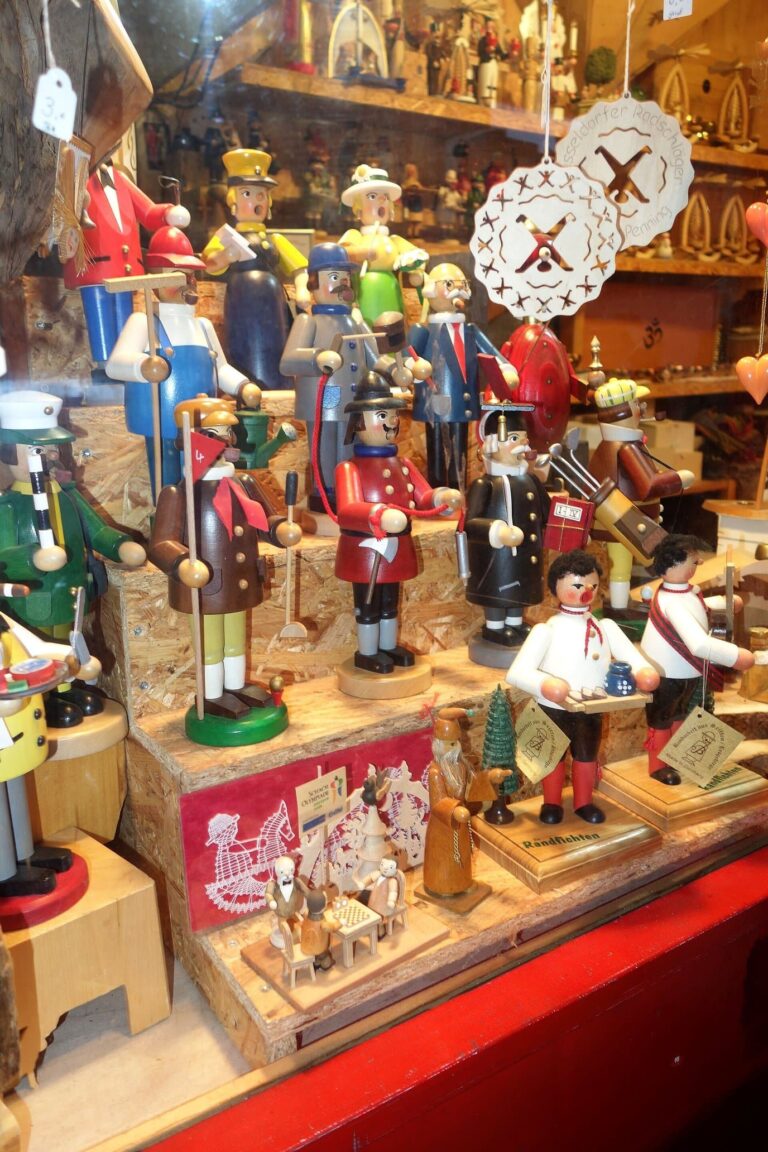 Des figurines en bois peint de l’Erzgebirge, fumeurs d’encens et casse-noisettes, sur l’étal d’un chalet du marché