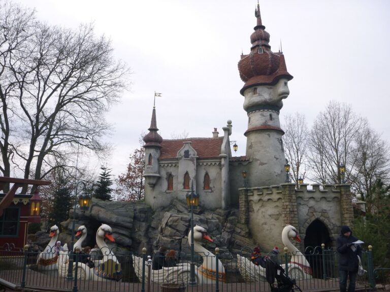 Le château du conte des Six Cygnes et ses barques en forme de cygne sous un ciel d’hiver à Efteling