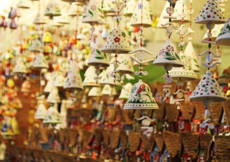 Dizaines de clochettes de céramique peintes suspendues à un stand du marché de Noël de la piazza Santa Croce