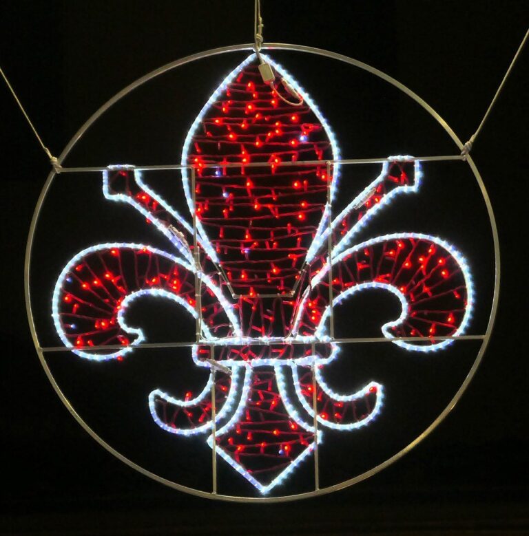 Le lys de Florence en guirlandes lumineuses rouges et blanches, suspendu au-dessus d’une rue la nuit