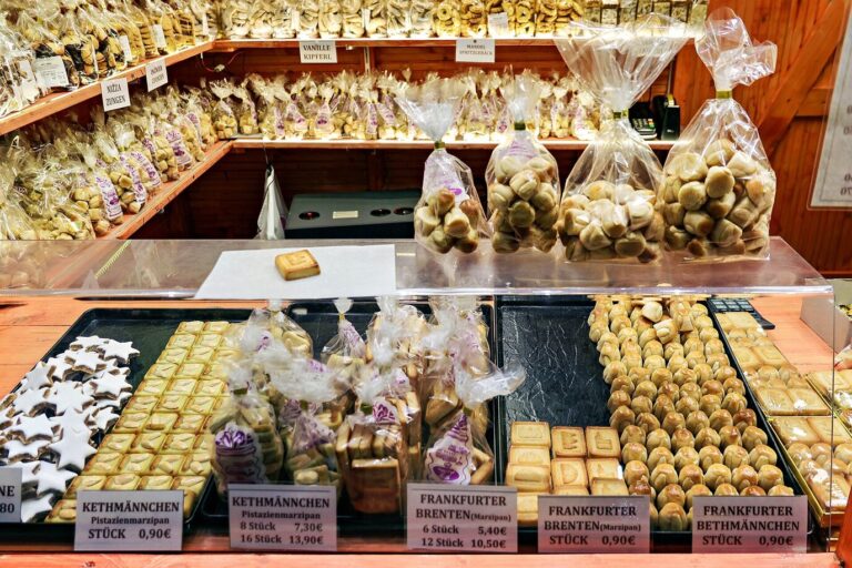 Étal de pâtisseries de Francfort : Bethmännchen, Brenten et biscuits à la pâte d’amandes présentés en plateaux et en sachets