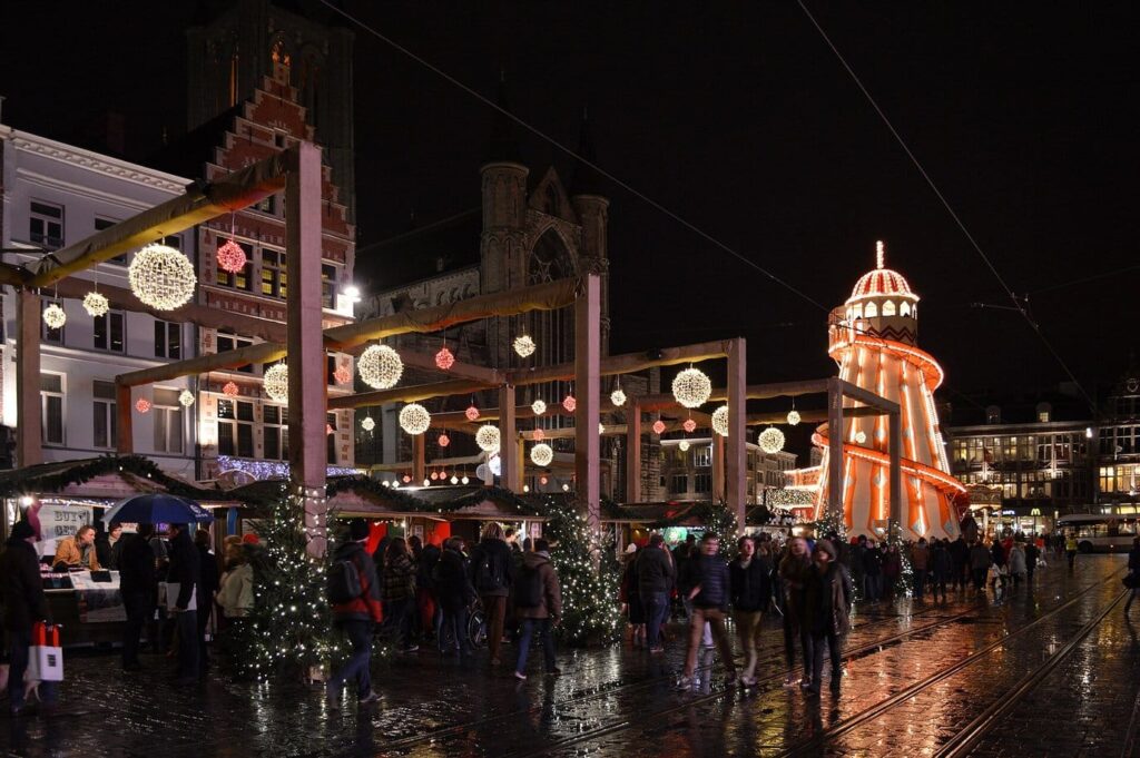 Le marché de Noël du Korenmarkt de Gand la nuit, entre chalets illuminés, guirlandes et façades anciennes éclairées