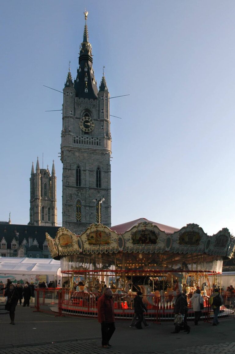 Carrousel ancien du marché de Noël sur le Goudenleeuwplein, au pied du beffroi de Gand
