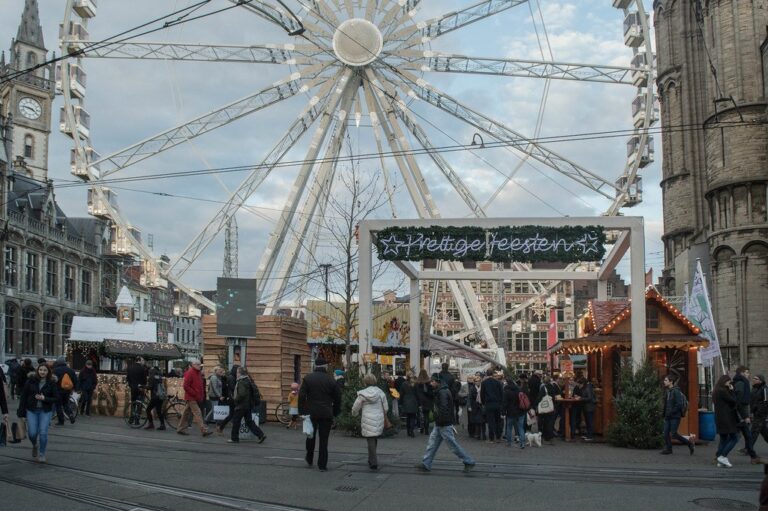 La grande roue et l’entrée des Winterfeesten sur le Korenmarkt de Gand, entre chalets et façades anciennes