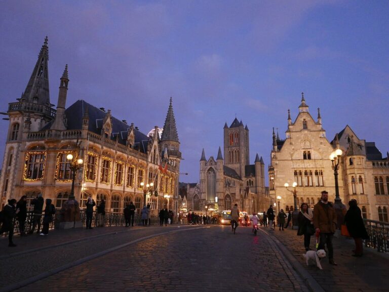 Le pont Saint-Michel au crépuscule, avec la poste, les tours de Saint-Nicolas, le beffroi et la cathédrale Saint-Bavon éclairés