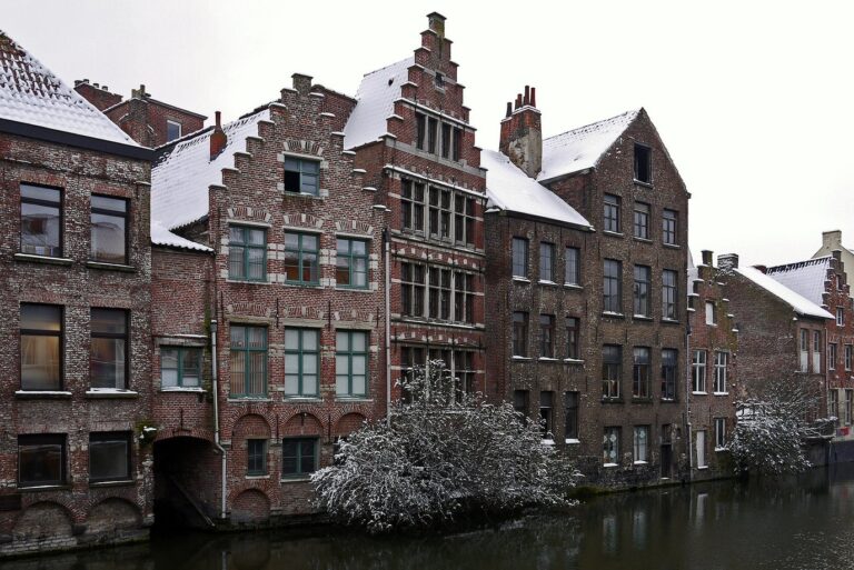 Maisons à pignons du Kraanlei couvertes de neige, au bord de la Lys à Gand