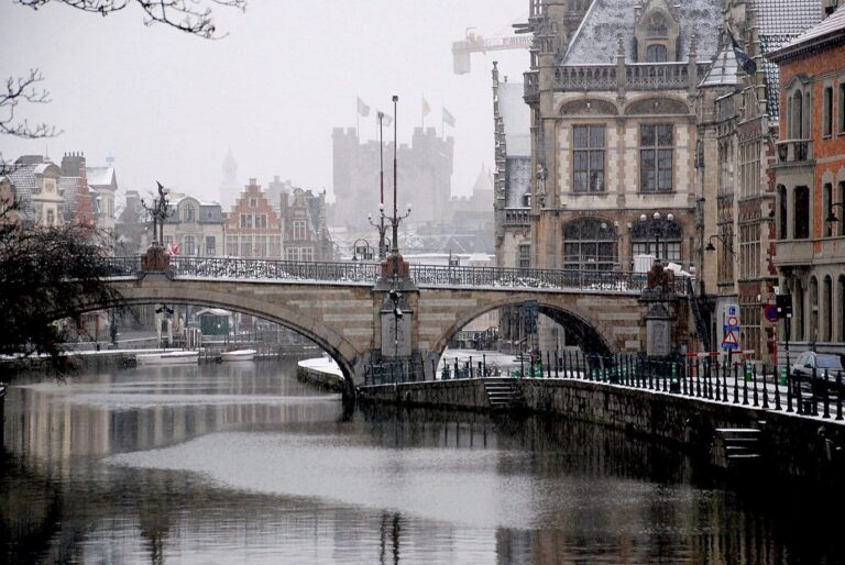 Le pont Saint-Michel et la Lys sous la neige, le château des Comtes dans la brume d’hiver à l’arrière-plan