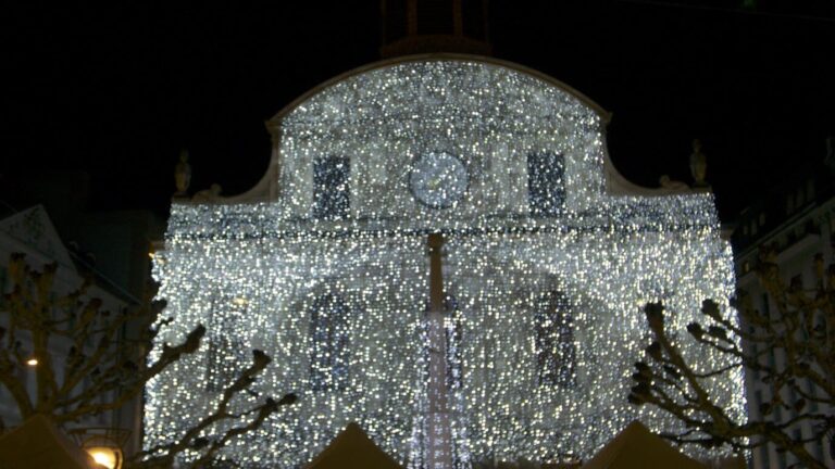 Façade du temple de la Fusterie entièrement couverte de guirlandes lumineuses blanches, la nuit