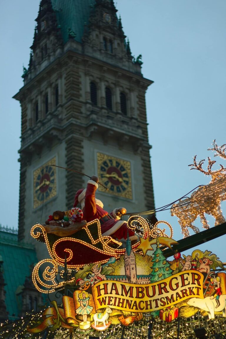 L’enseigne « Hamburger Weihnachtsmarkt » avec un père Noël sur son traîneau, devant la tour de l’hôtel de ville