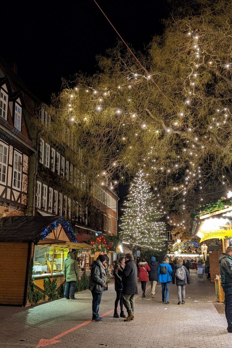 Des arbres constellés de lumières au-dessus des chalets, entre les maisons à colombages de la Burgstraße, vers le Ballhofplatz