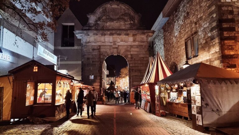 Les étals en bois du marché historique de Hanovre dans la rue Rossmühle, devant la porte baroque du Marstall, le soir