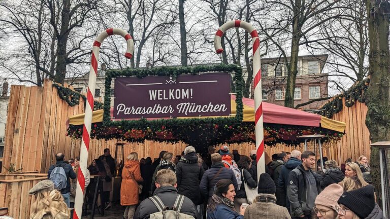 Entrée du Parasolbar München, encadrée de sucres d’orge géants et de guirlandes, à la Royal Christmas Fair de La Haye