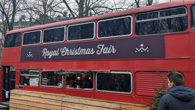 Autobus rouge à impériale aux couleurs de la Royal Christmas Fair, transformé en bar sur le Lange Voorhout