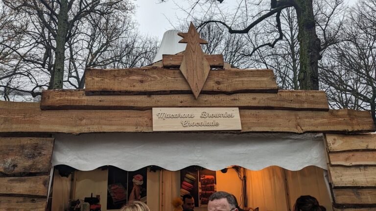 Fronton d’un chalet en planches brutes surmonté d’une étoile de bois, à la Royal Christmas Fair de La Haye