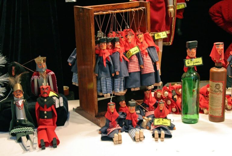 Marionnettes traditionnelles liégeoises, dont Tchantchès, en vente sur un stand du marché de Noël
