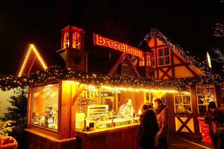 Chalet à colombages illuminé du marché de Noël de la place de la Constitution, au pied de la Gëlle Fra, la nuit