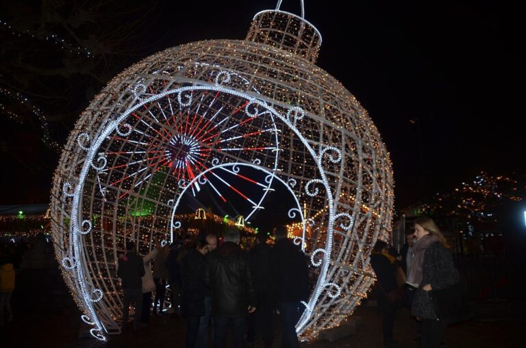 Boule de Noël géante en guirlandes lumineuses que l’on traverse à pied, au marché de Noël du Vrijthof