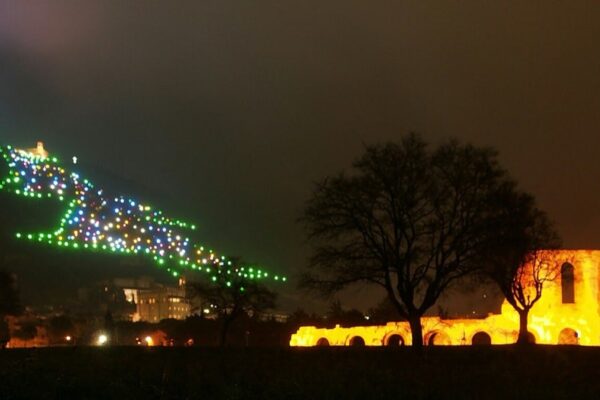 Noël à Gubbio : le grand sapin et les marchés