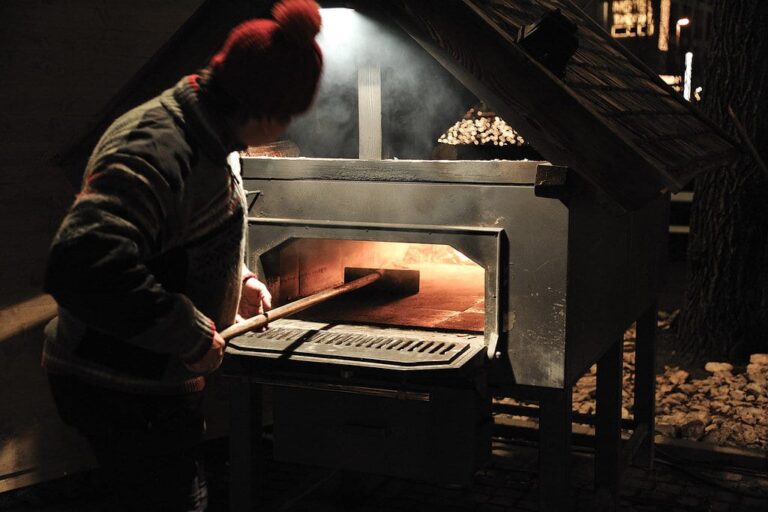 Four à bois éclairé dans un chalet du marché de Noël de Merano, le soir