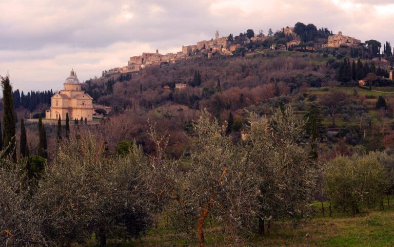 Montepulciano sur sa colline en hiver, avec l’église San Biagio en contrebas au milieu des oliviers