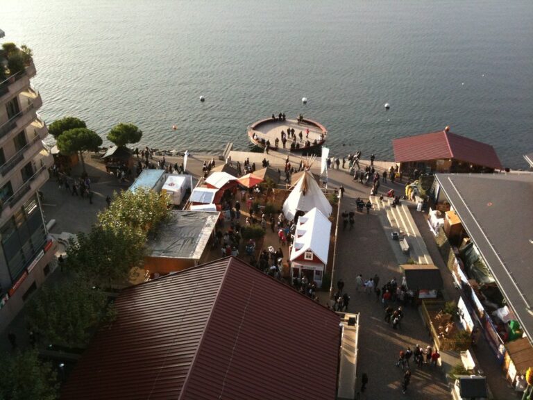 Vue plongeante sur les chalets et le tipi du marché de Noël installés sur les quais de Montreux, au bord du Léman