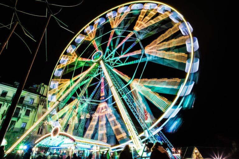 La grande roue du marché de Noël de Montreux en pose longue, ses rayons lumineux en mouvement dans la nuit