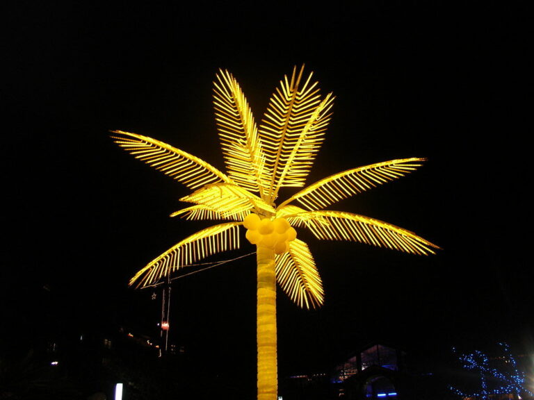 Palmier lumineux jaune dans la nuit, décor du marché de Noël de Montreux