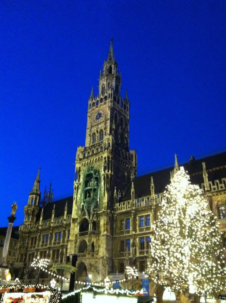 Le Nouvel Hôtel de Ville de Munich et le grand sapin illuminé de la Marienplatz sous un ciel bleu nuit