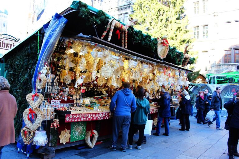 Chalet du marché de Noël de Munich garni d’étoiles et de cœurs en paille tressée, sur la Marienplatz par une journée ensoleillée