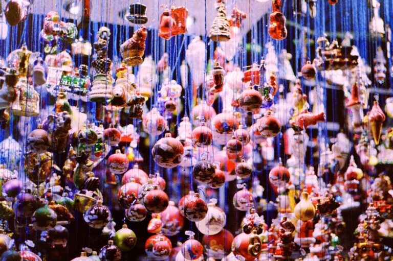 Boules de Noël en verre peint et figurines suspendues par centaines à l’étal d’un chalet du marché de Noël de Munich