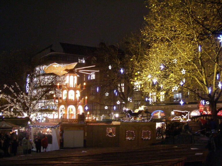 Grande pyramide de Noël illuminée et arbres décorés d’étoiles sur le Rindermarkt de Munich, la nuit