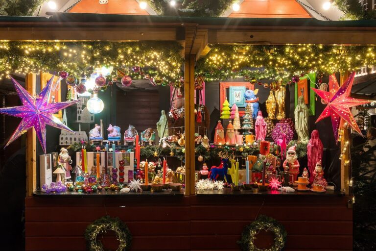 Un stand de décorations de Noël garni d’étoiles en papier lumineuses et de guirlandes, sur un marché de Noël de Münster