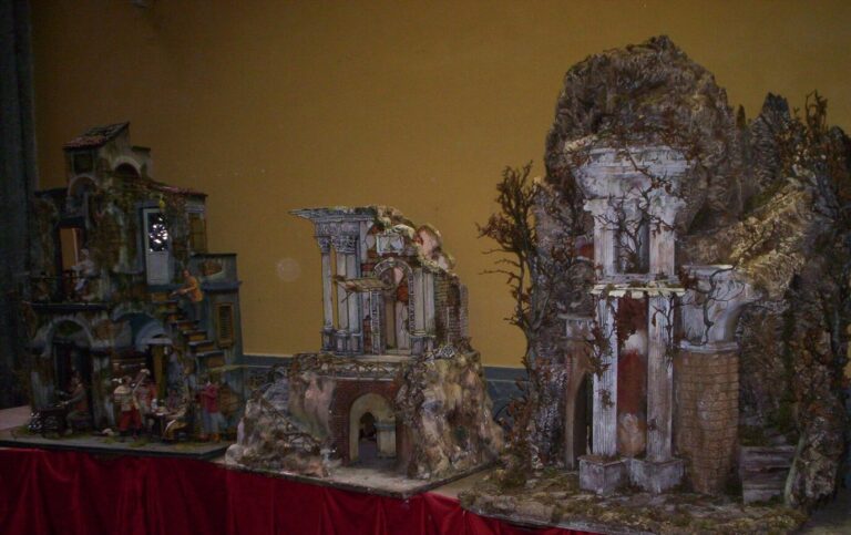 Décors de crèche napolitaine en liège et en plâtre, ruines et maisons miniatures, exposés sur une table