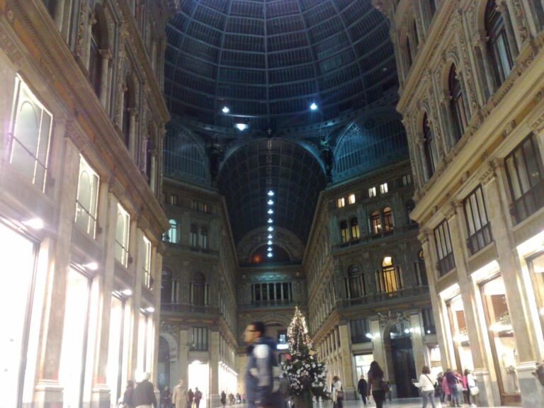 Le sapin de Noël de la galerie Umberto Ier sous la grande verrière, entre les façades éclairées des boutiques