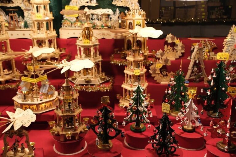 Des pyramides de Noël en bois et de petits sapins décorés alignés sur l’étal d’un chalet